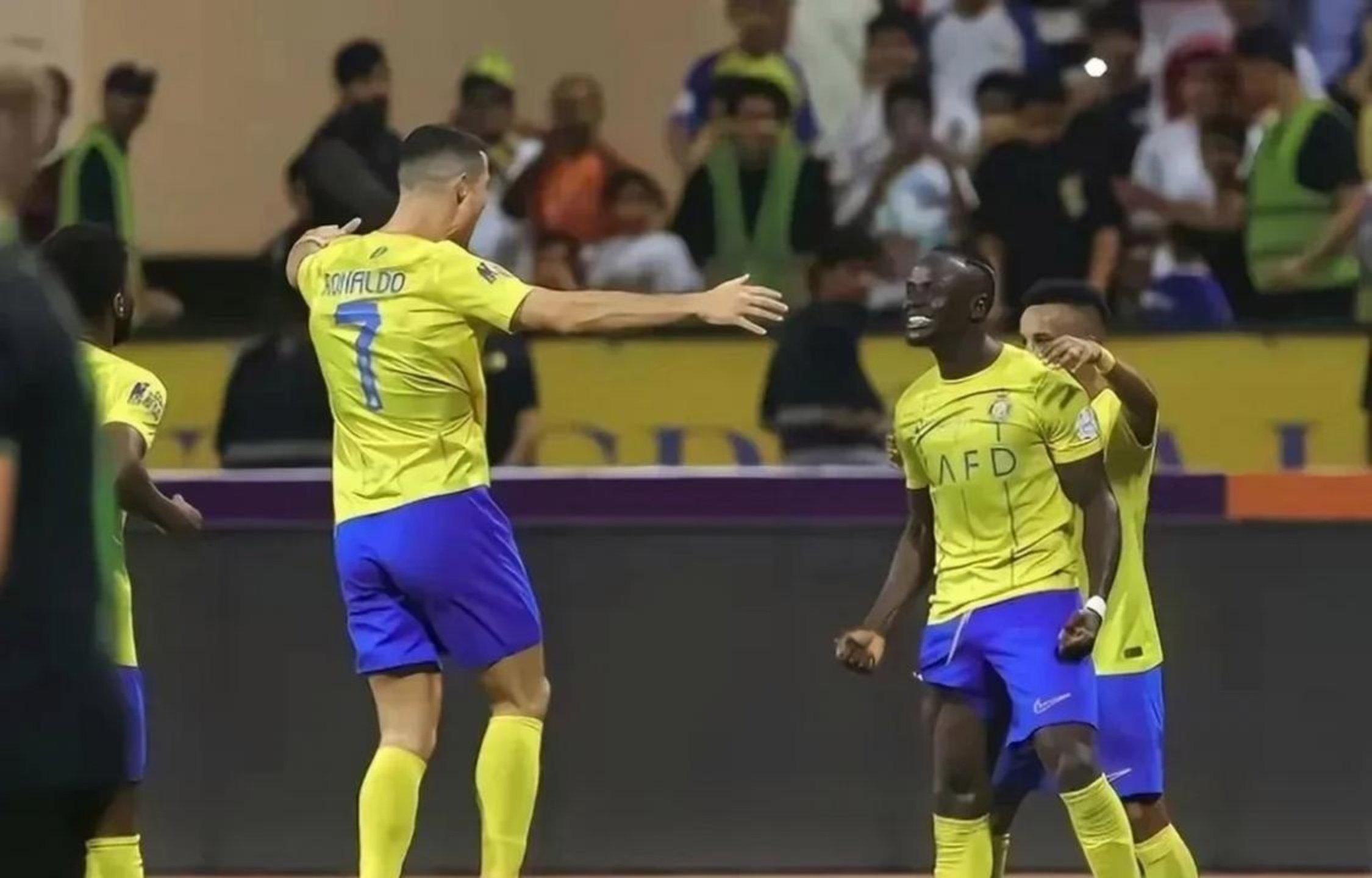 包含轻取对手！球队主场大胜获得胜利的词条