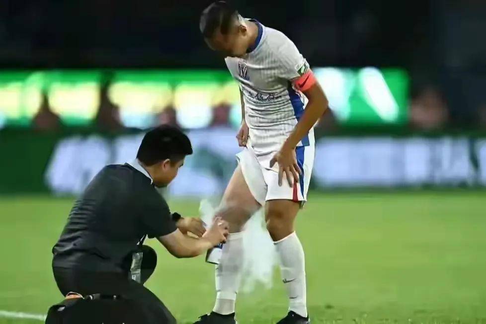 关于申花客场战平富力，难分胜负的信息