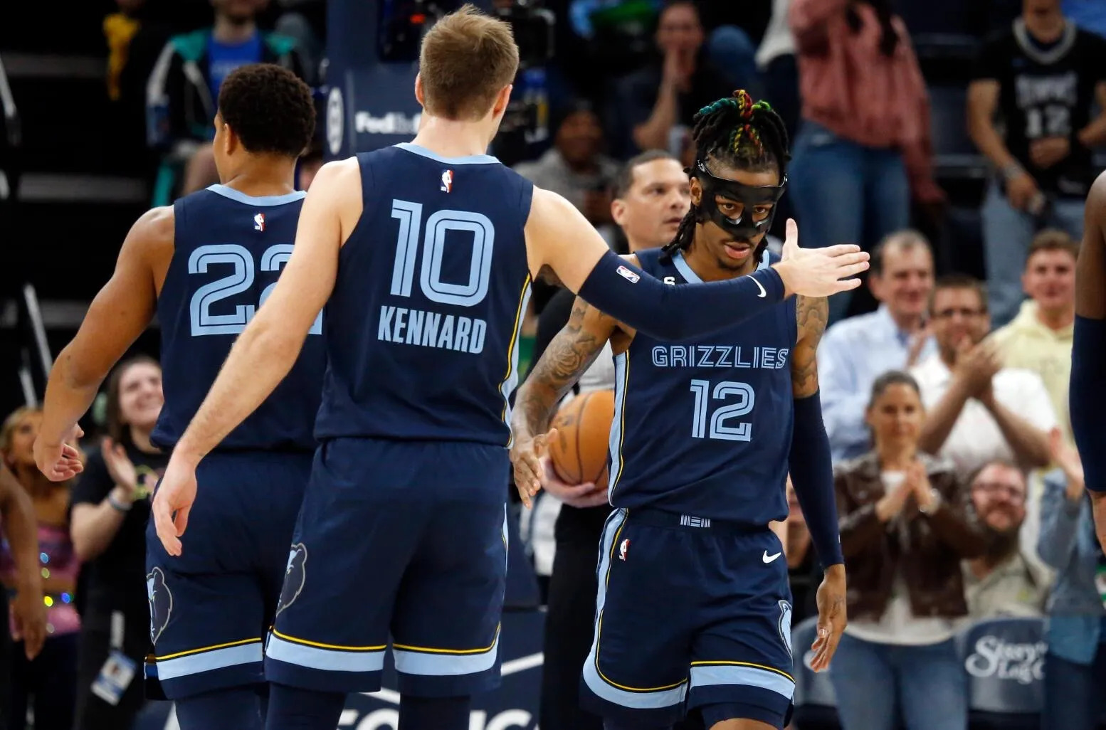 雄鹿客场战胜灰熊继续领跑中部