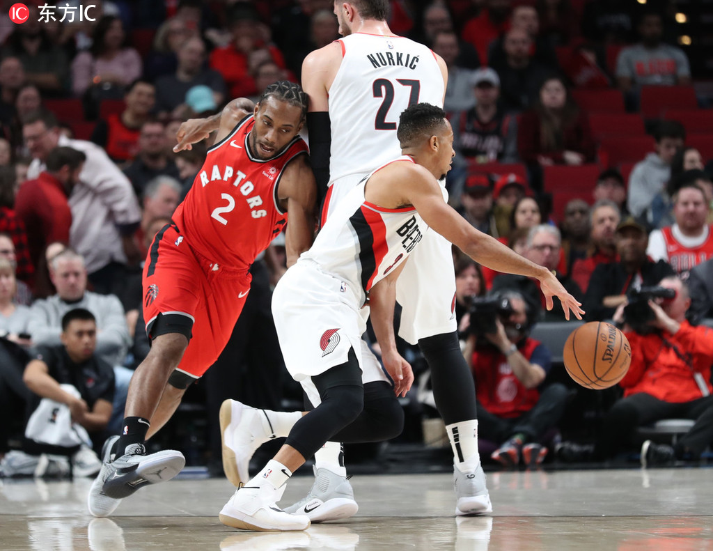 关于开拓者客场输给猛龙，委员会激烈追赶的信息