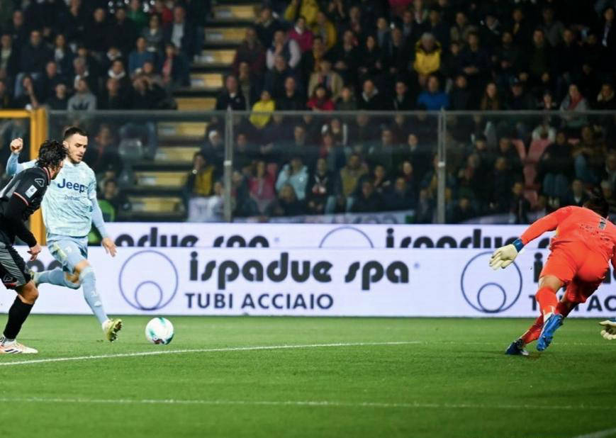 瓦伦西亚惨败，遭遇客场失利