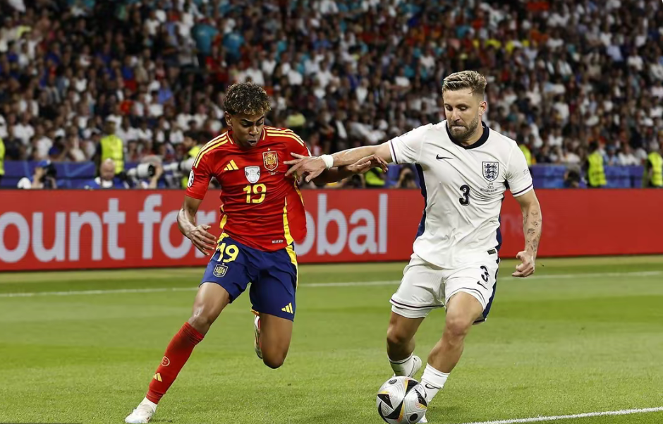 西班牙街头热议最新足球对决的简单介绍