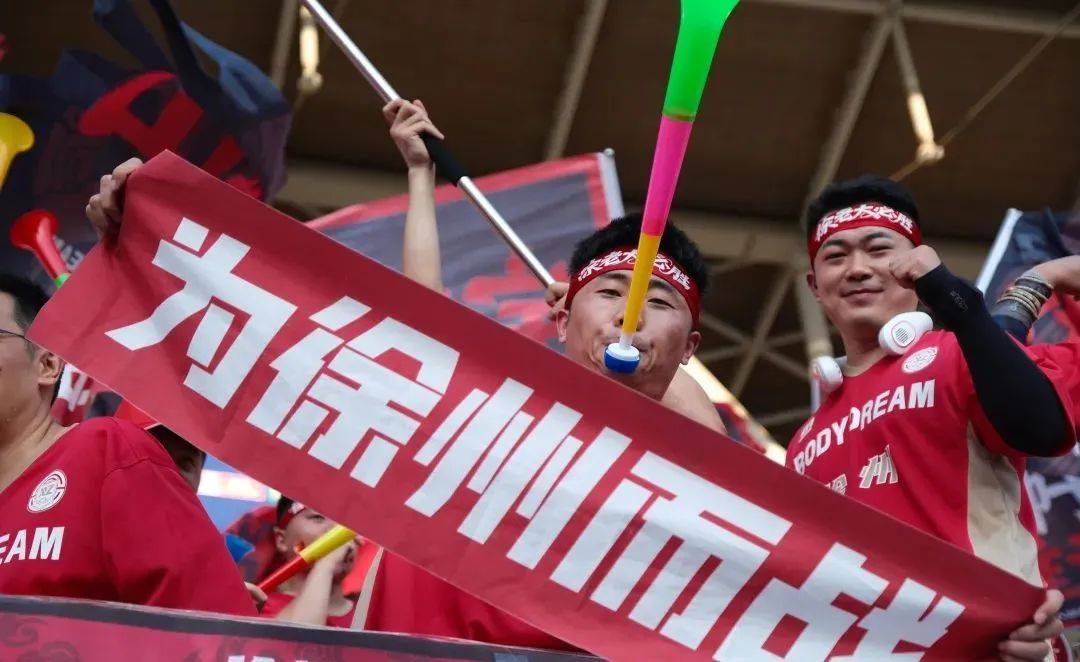 包含篮球盛事热闹开幕，球迷欢呼雀跃的词条